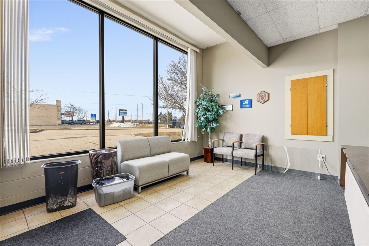 4214 Plainfield Avenue, Grand Rapids, MI, 49525-1647