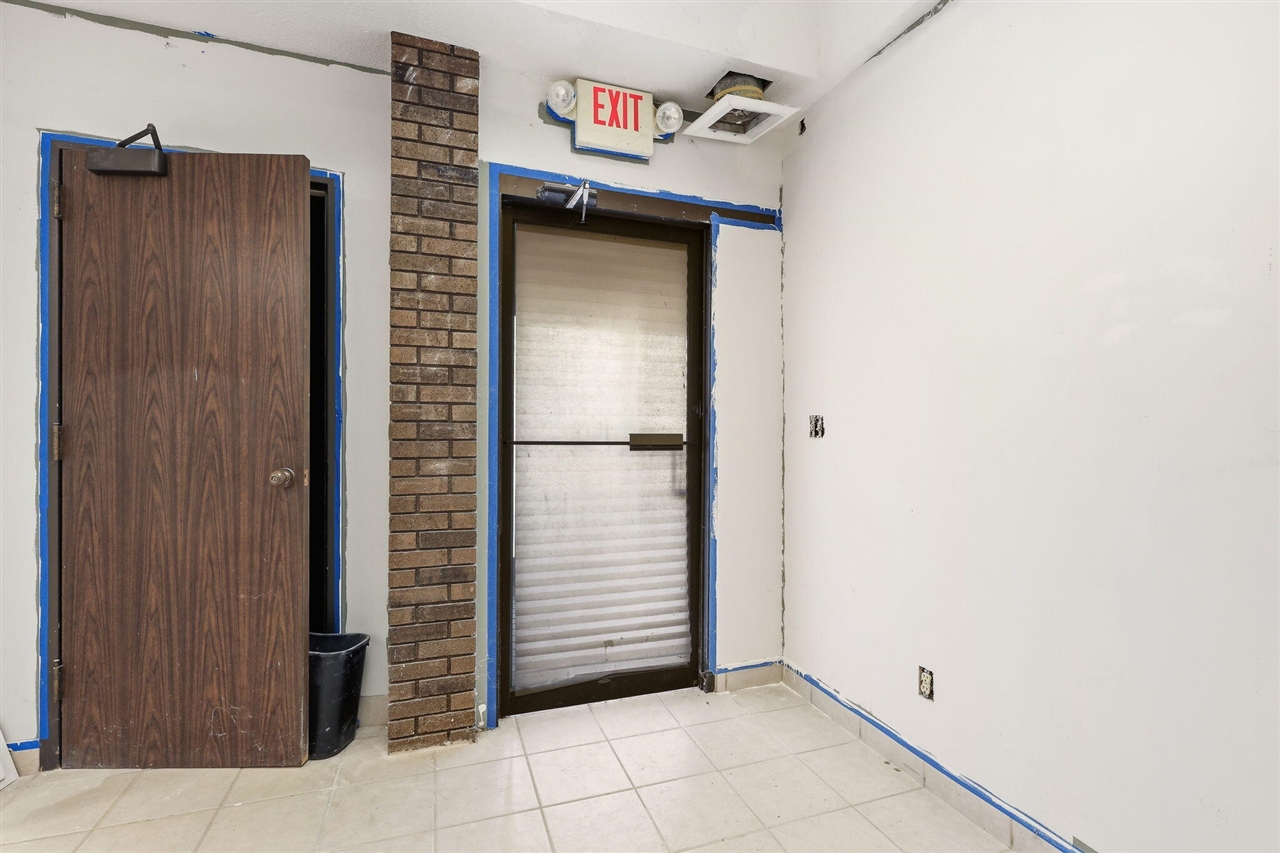 4214 Plainfield Avenue, Grand Rapids, MI, 49525-1647