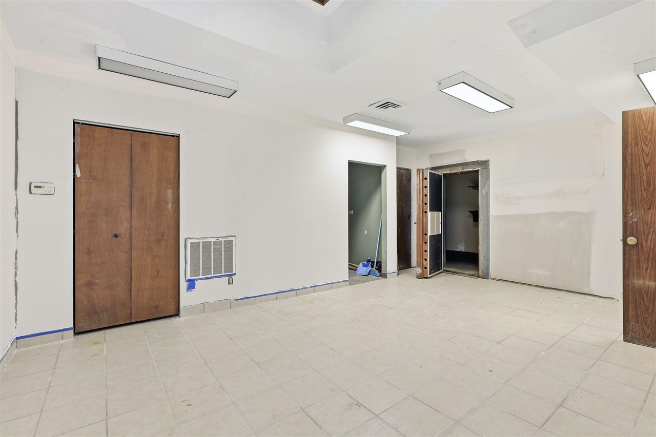 4214 Plainfield Avenue, Grand Rapids, MI, 49525-1647