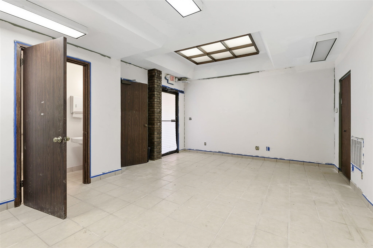 4214 Plainfield Avenue, Grand Rapids, MI, 49525-1647