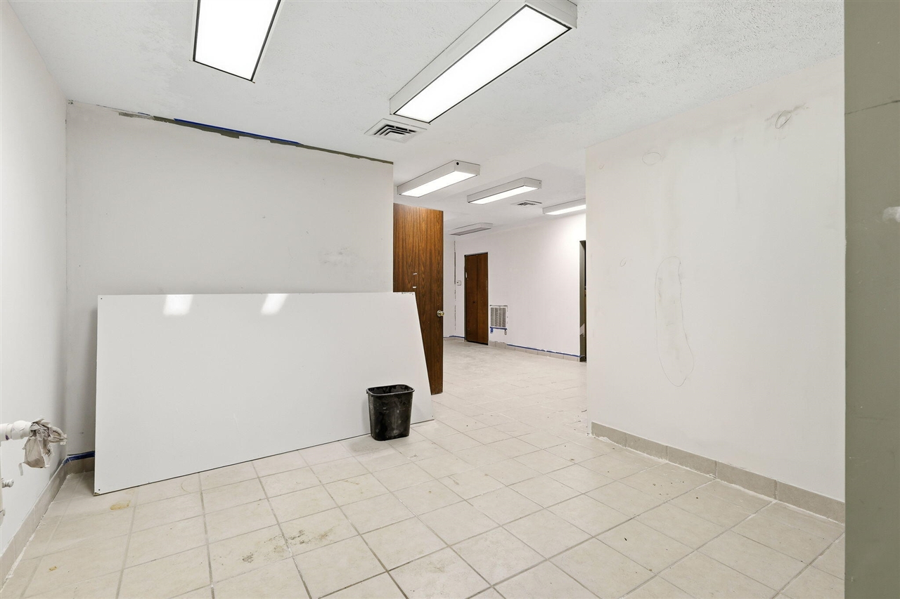 4214 Plainfield Avenue, Grand Rapids, MI, 49525-1647