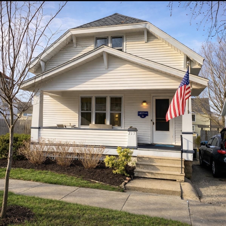 1st image of 213 Clinton Ave, Grand Haven, MI 49417 | MLS# 70516738