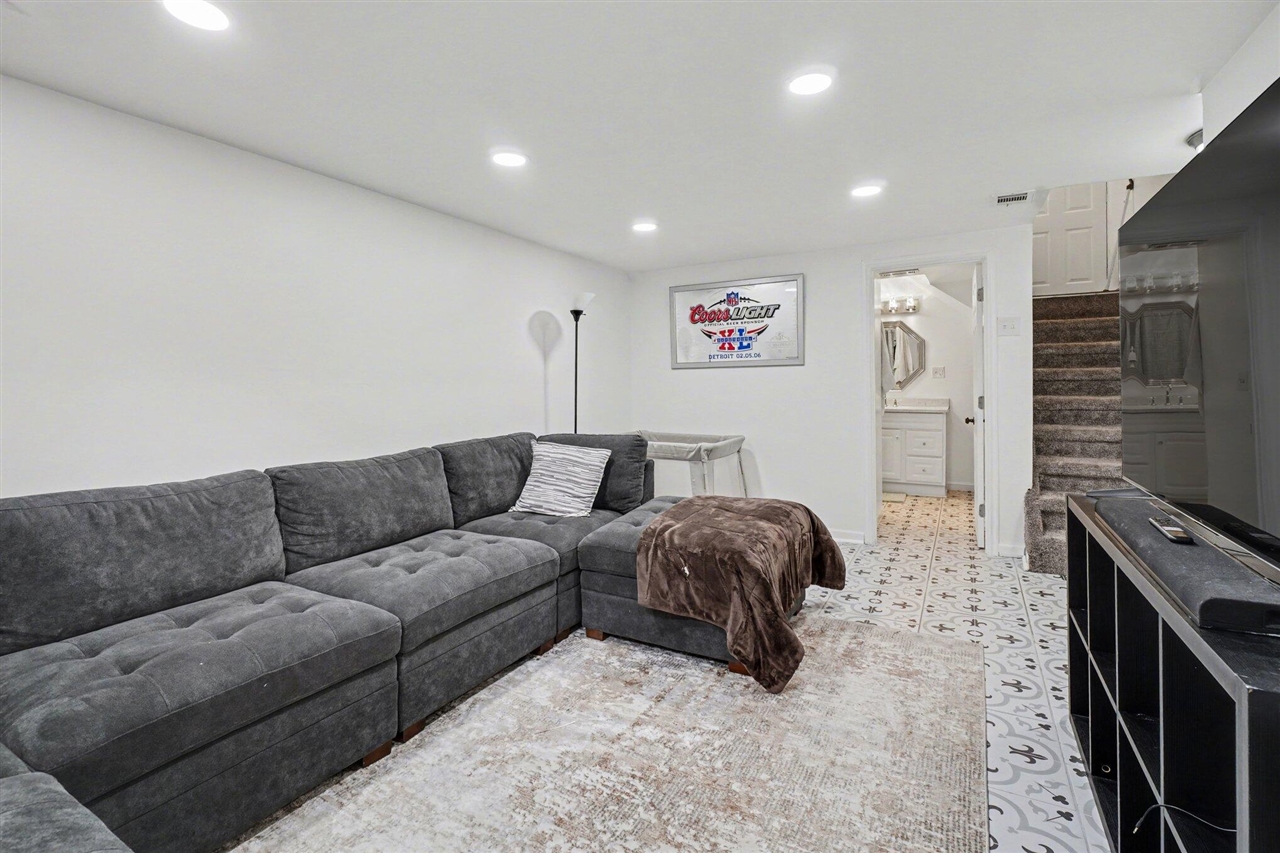 2720 W Main Street, Kalamazoo, MI, 49006-2952