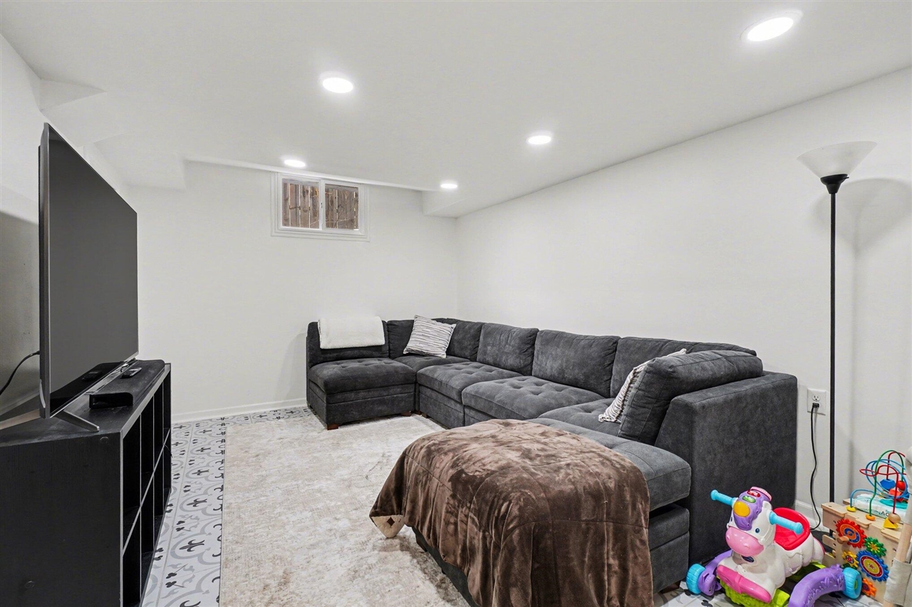 2720 W Main Street, Kalamazoo, MI, 49006-2952