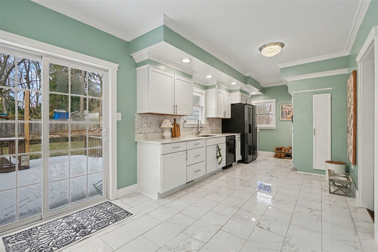 2720 W Main Street, Kalamazoo, MI, 49006-2952