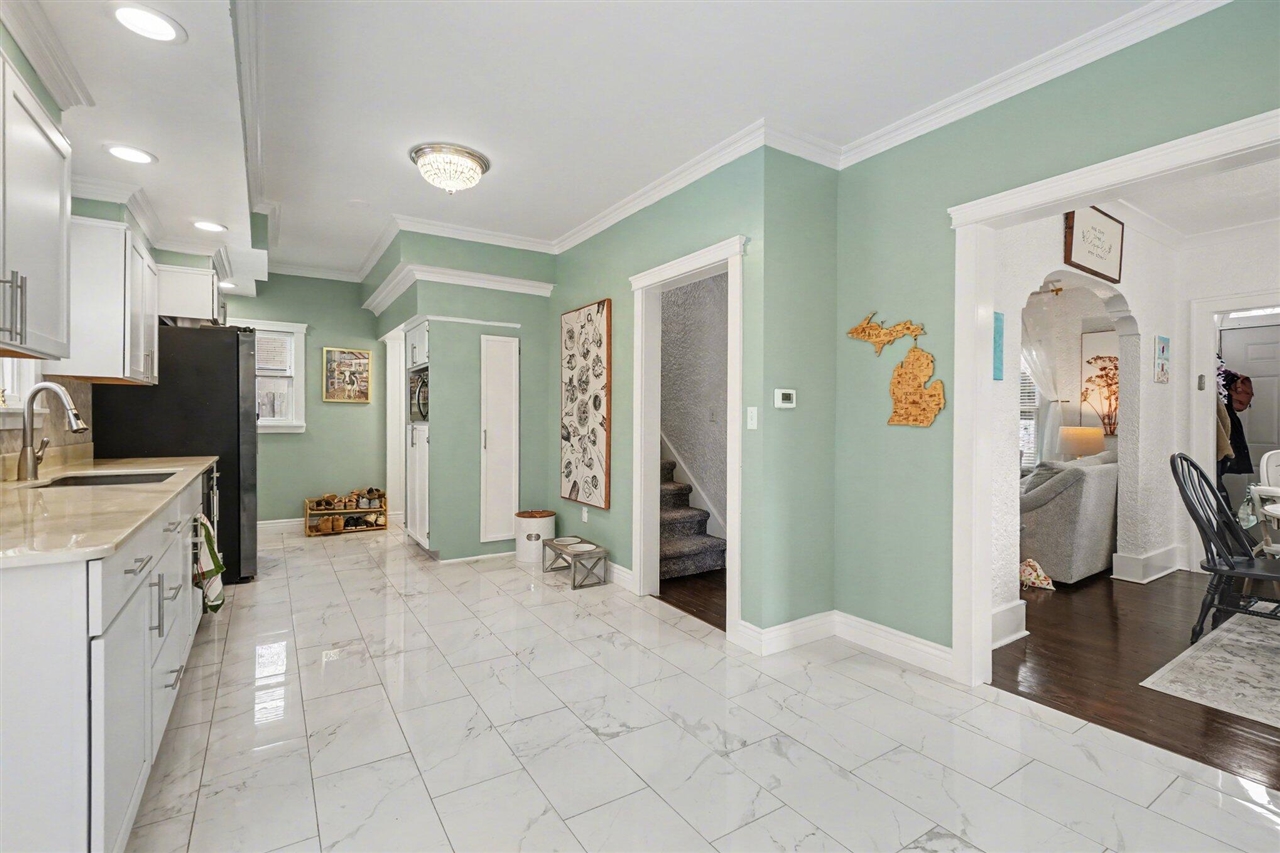 2720 W Main Street, Kalamazoo, MI, 49006-2952