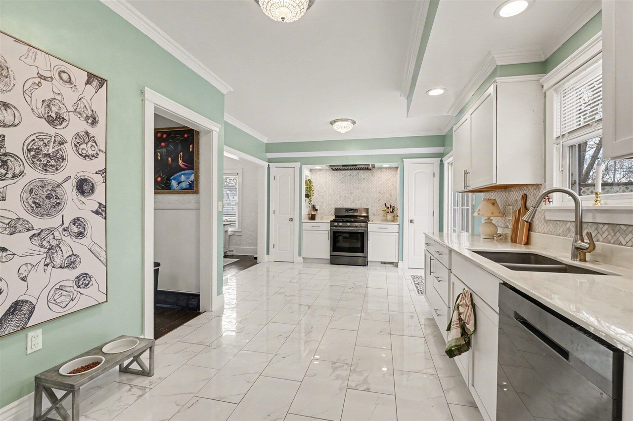 2720 W Main Street, Kalamazoo, MI, 49006-2952