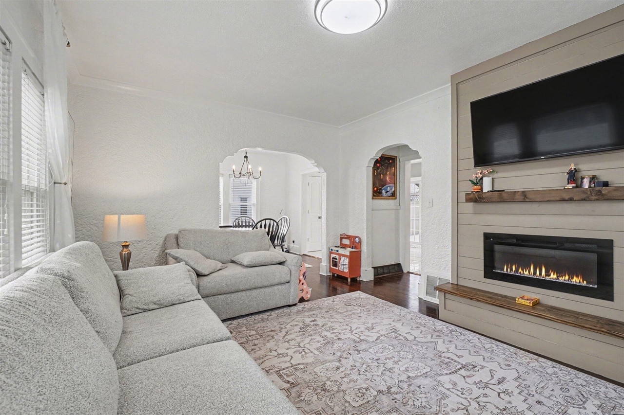 2720 W Main Street, Kalamazoo, MI, 49006-2952