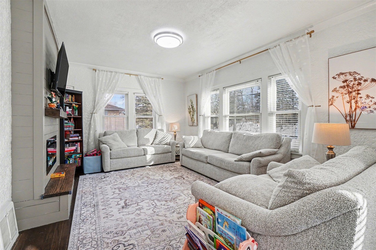 2720 W Main Street, Kalamazoo, MI, 49006-2952