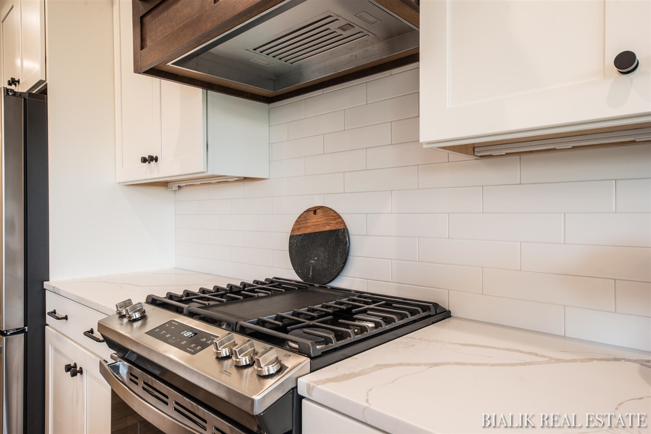 594 Sun Vale Lane, Grandville, MI, 49418-9527