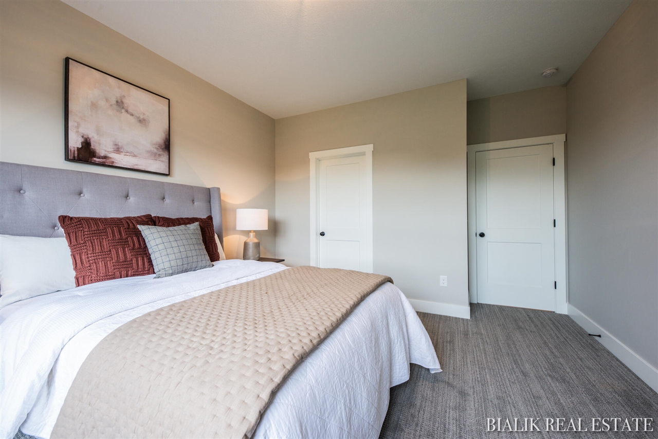 594 Sun Vale Lane, Grandville, MI, 49418-9527