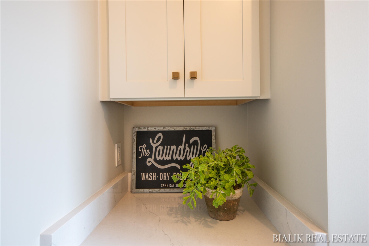 594 Sun Vale Lane, Grandville, MI, 49418-9527