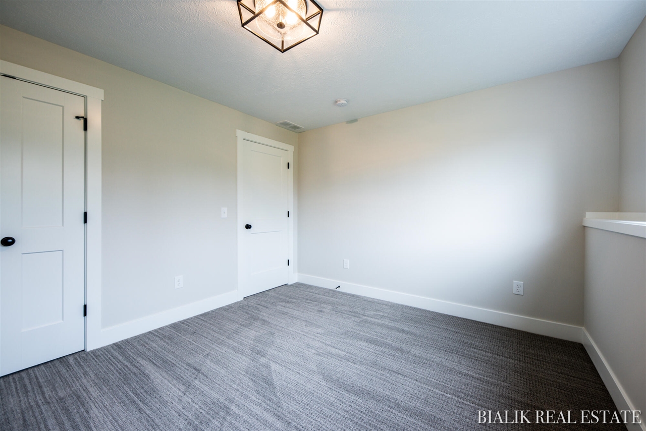 594 Sun Vale Lane, Grandville, MI, 49418-9527