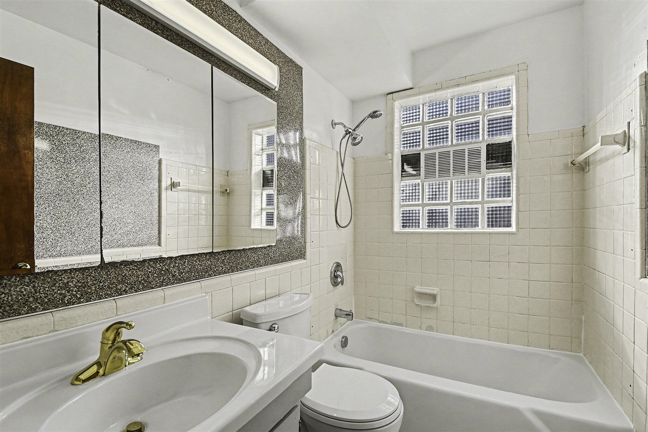 3201 Marshall Avenue, Grand Rapids, MI, 49508-2424