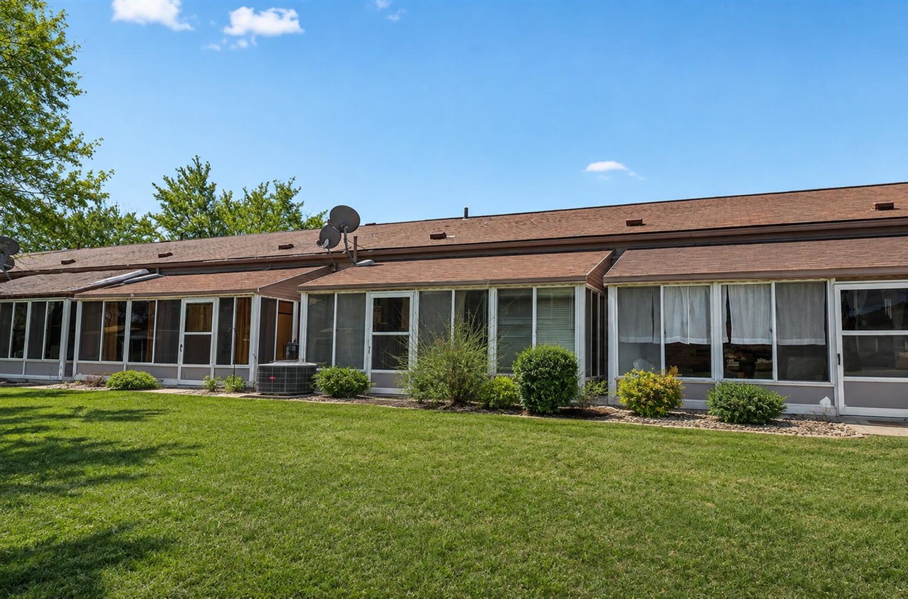 2nd image of 25140 Potomac Dr #3, South Lyon, MI 48178 | MLS# 70517032
