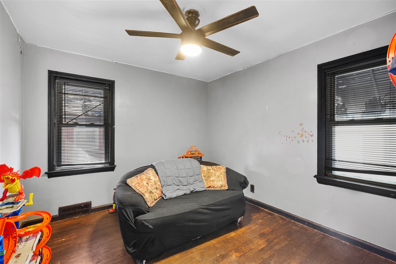 12261 Lansdowne Street, Detroit, MI, 48224-1045