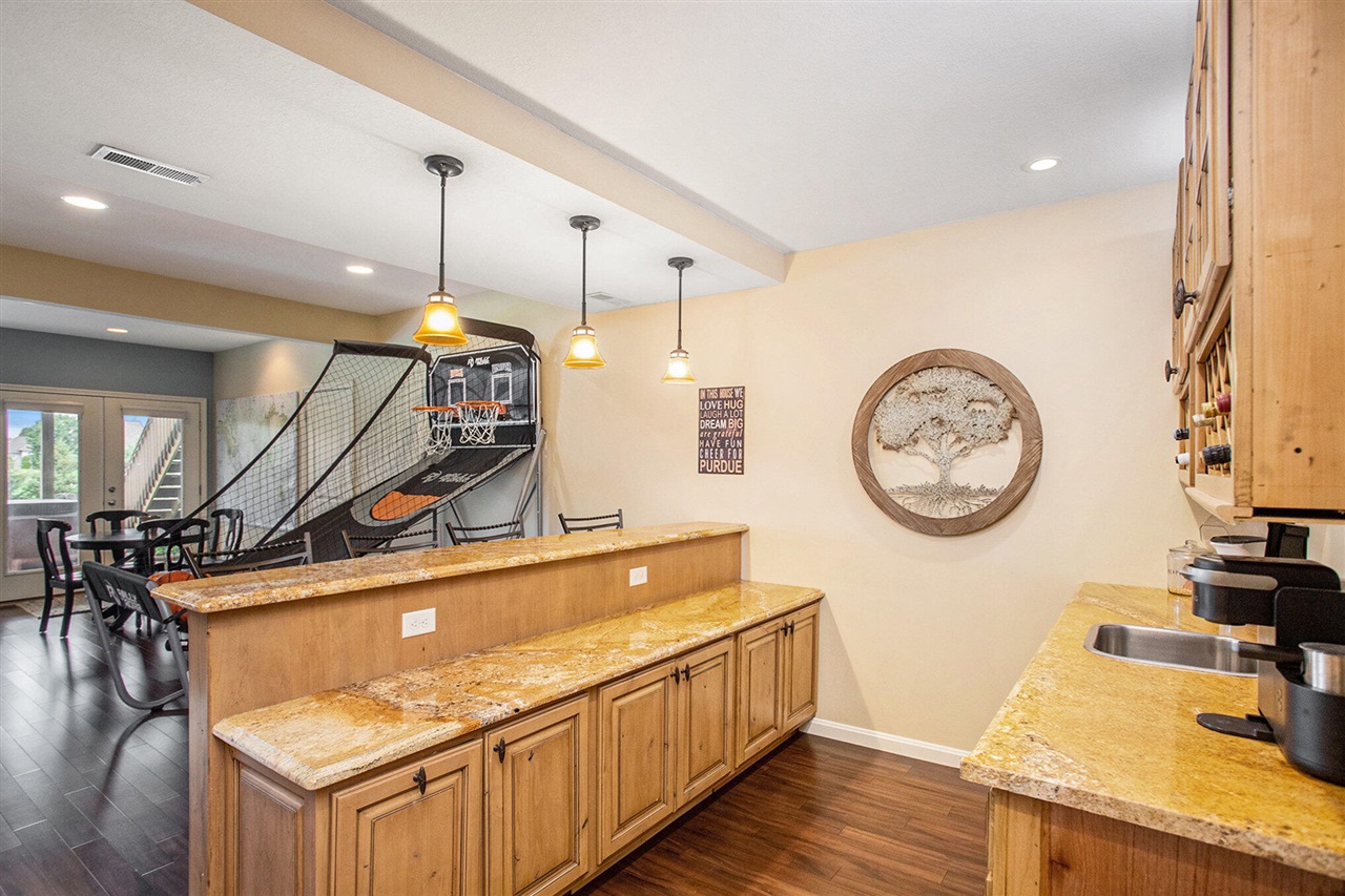 370 Bishop Avenue photo 29
