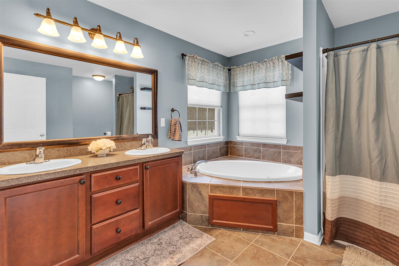 4009 Magnolia Parkway, Jackson, MI, 49201-8174