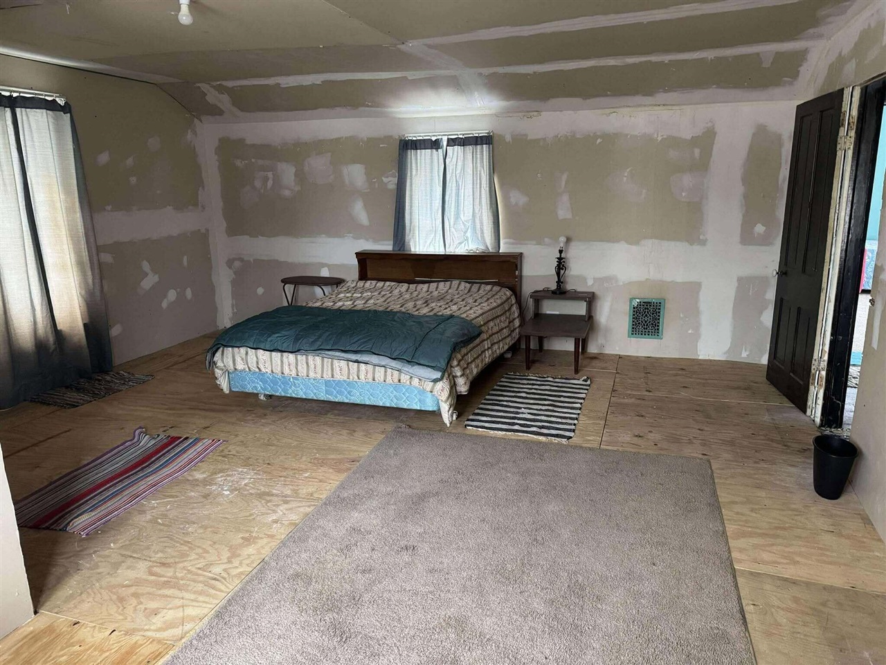 313 W 6th Street photo 86