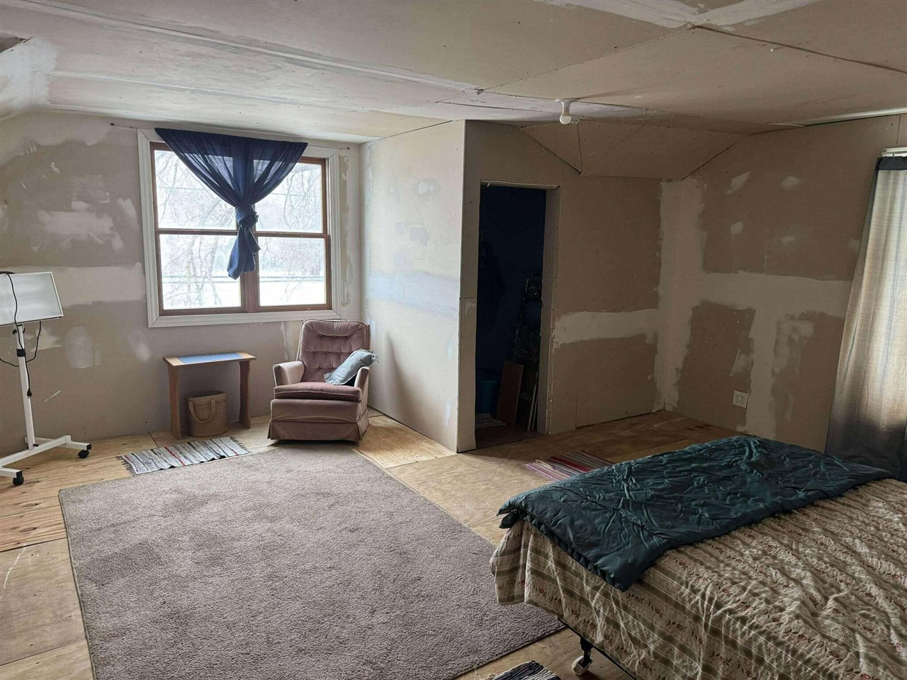 313 W 6th Street photo 90