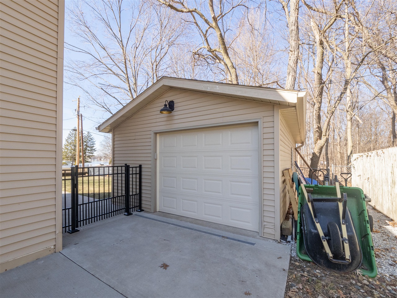 20070 Parkway Avenue, Three Rivers, MI, 49093-9041