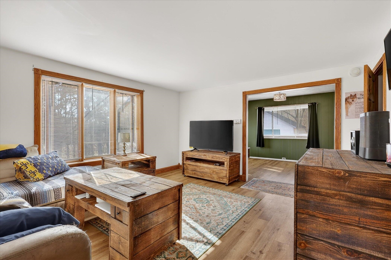 842 10th Street, Plainwell, MI, 49080-9523