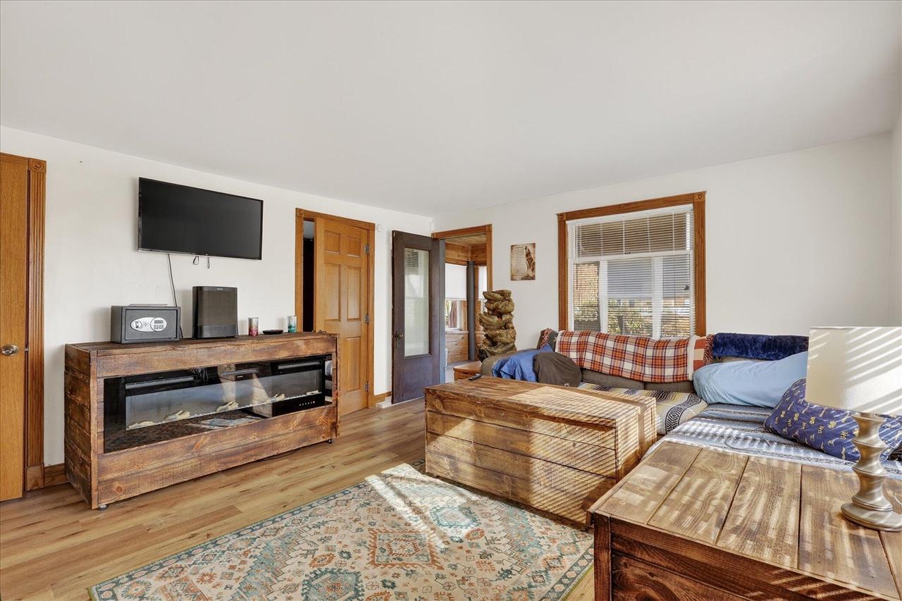 842 10th Street, Plainwell, MI, 49080-9523