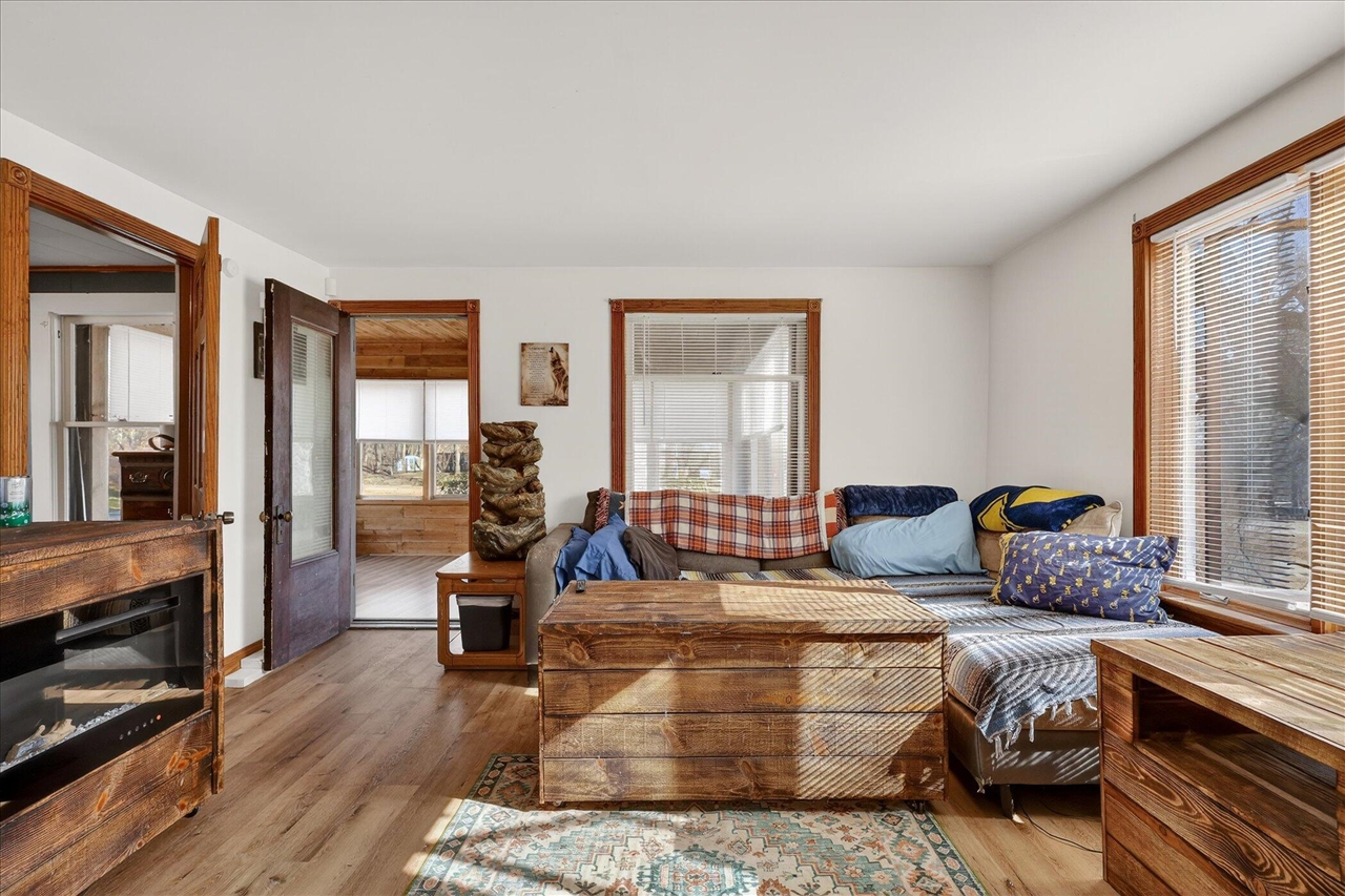 842 10th Street, Plainwell, MI, 49080-9523