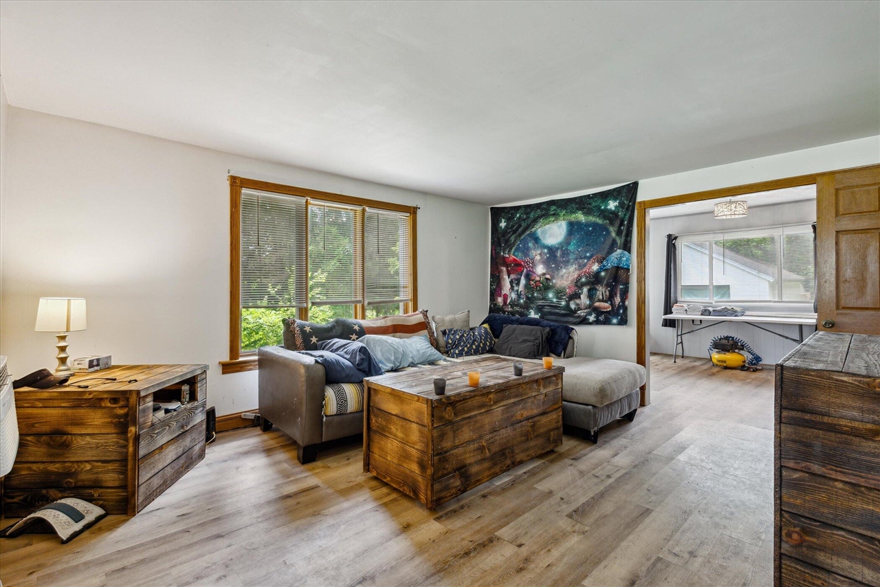 842 10th Street, Plainwell, MI, 49080-9523