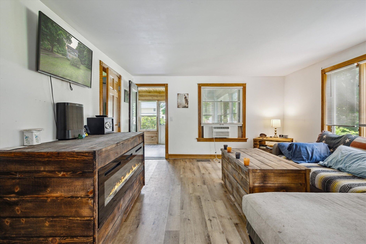 842 10th Street, Plainwell, MI, 49080-9523