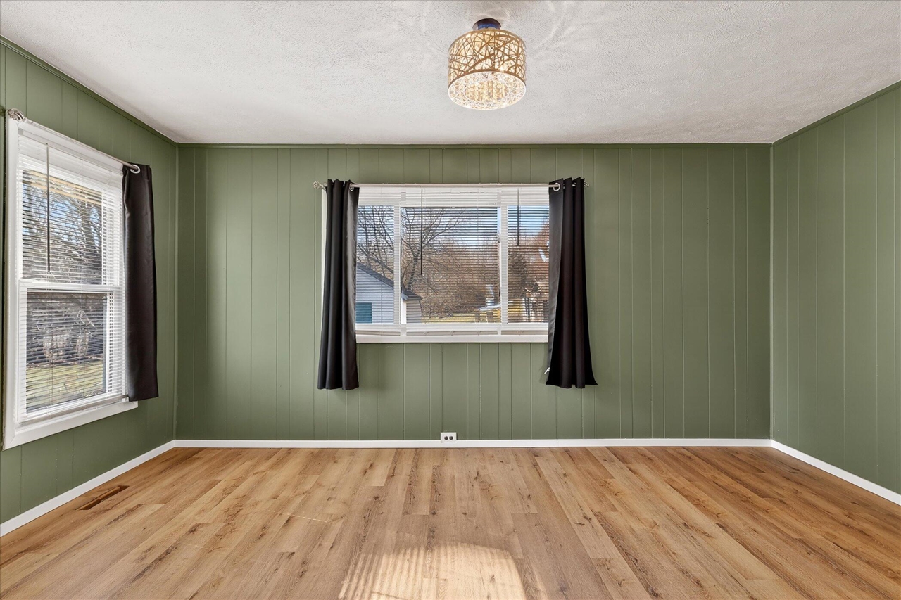 842 10th Street, Plainwell, MI, 49080-9523