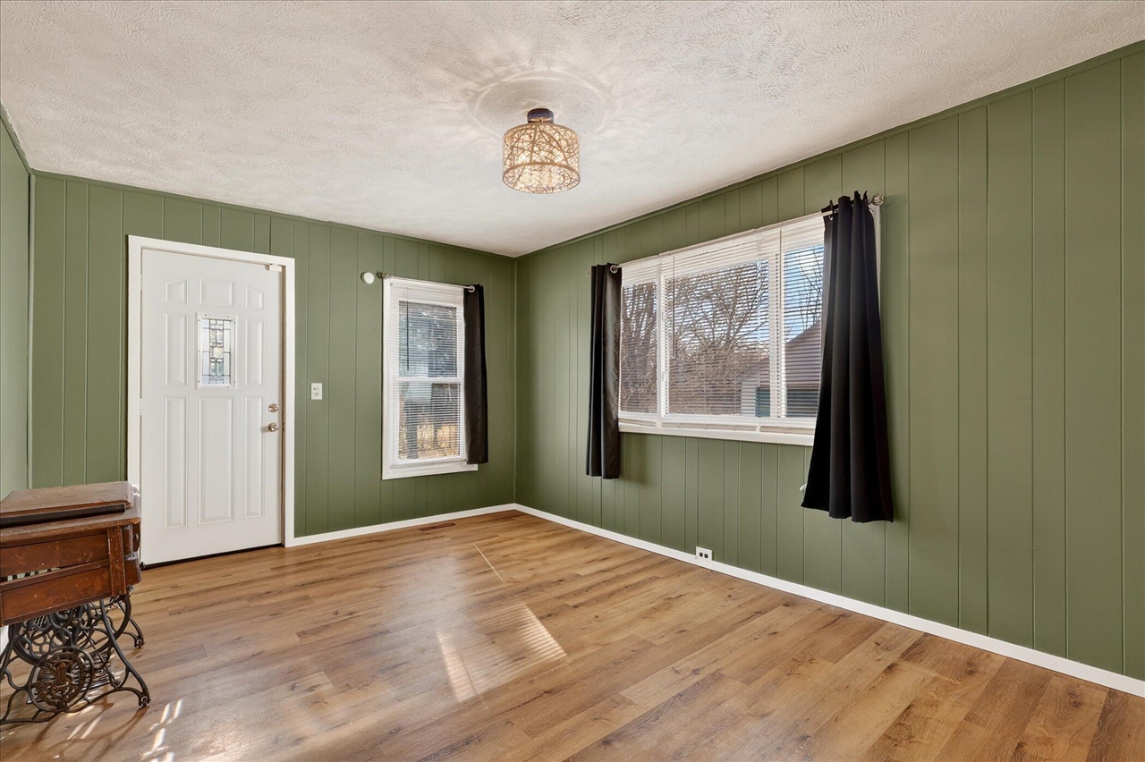 842 10th Street, Plainwell, MI, 49080-9523