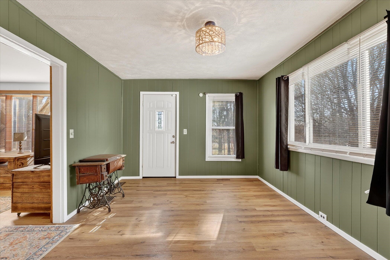 842 10th Street, Plainwell, MI, 49080-9523