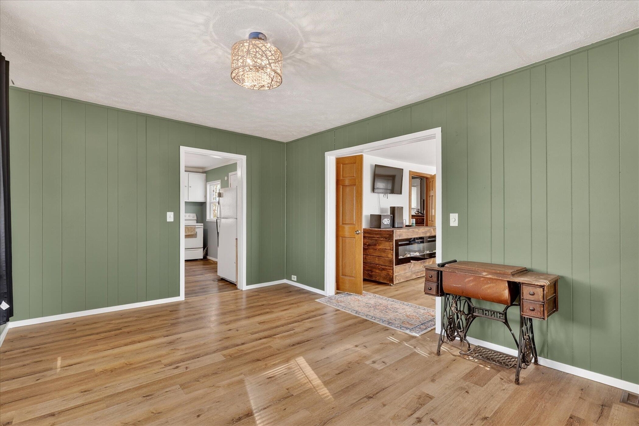 842 10th Street, Plainwell, MI, 49080-9523