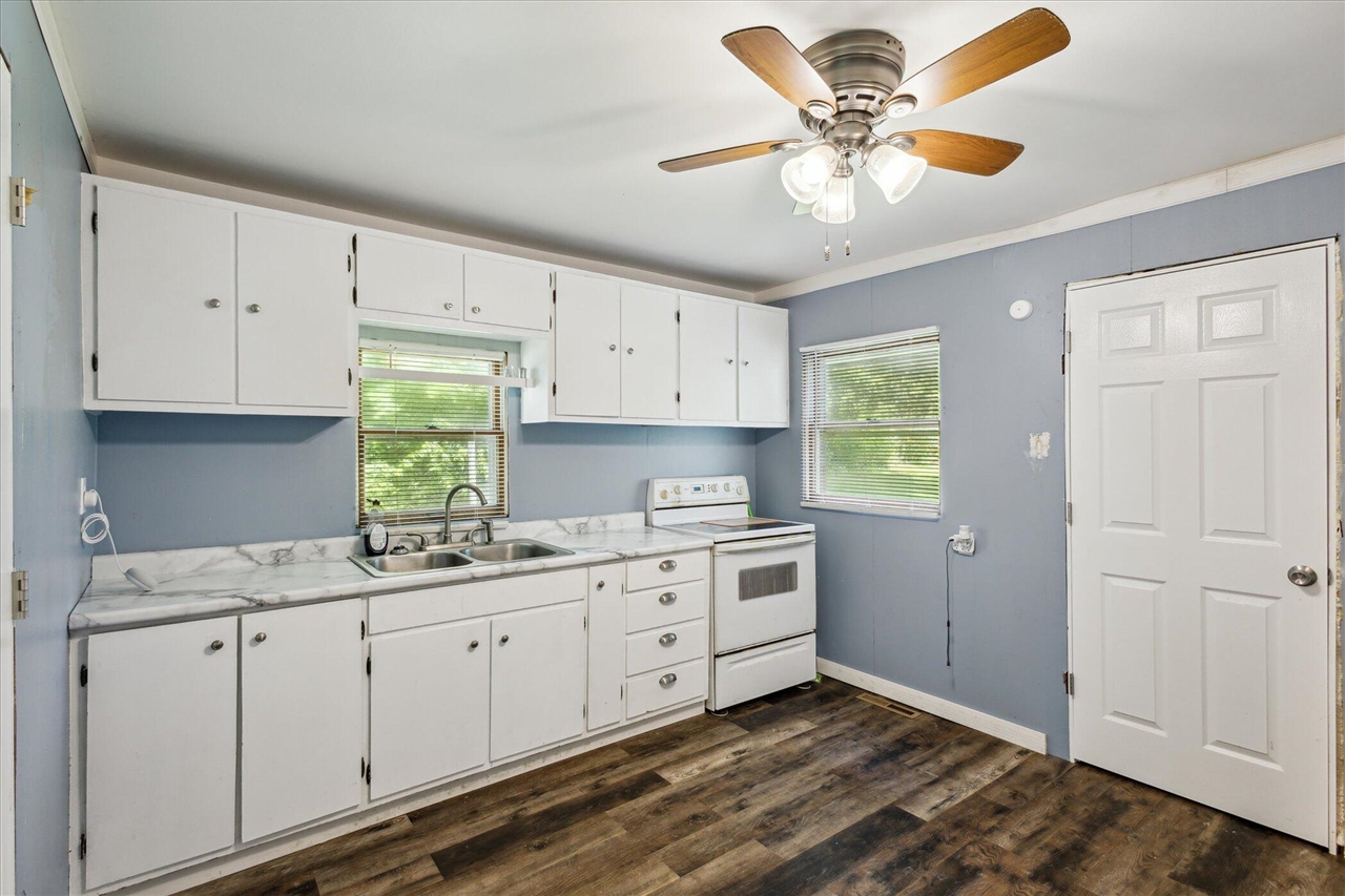 842 10th Street, Plainwell, MI, 49080-9523