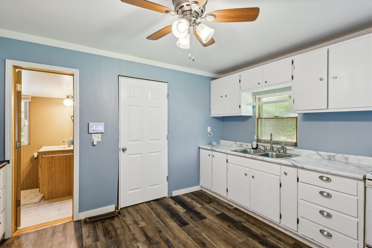 842 10th Street, Plainwell, MI, 49080-9523