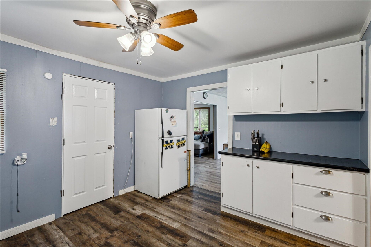 842 10th Street, Plainwell, MI, 49080-9523