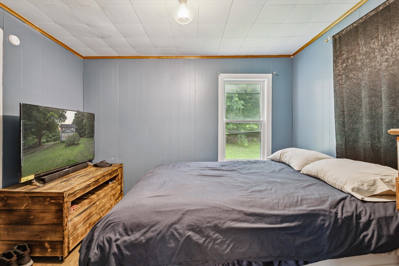 842 10th Street, Plainwell, MI, 49080-9523