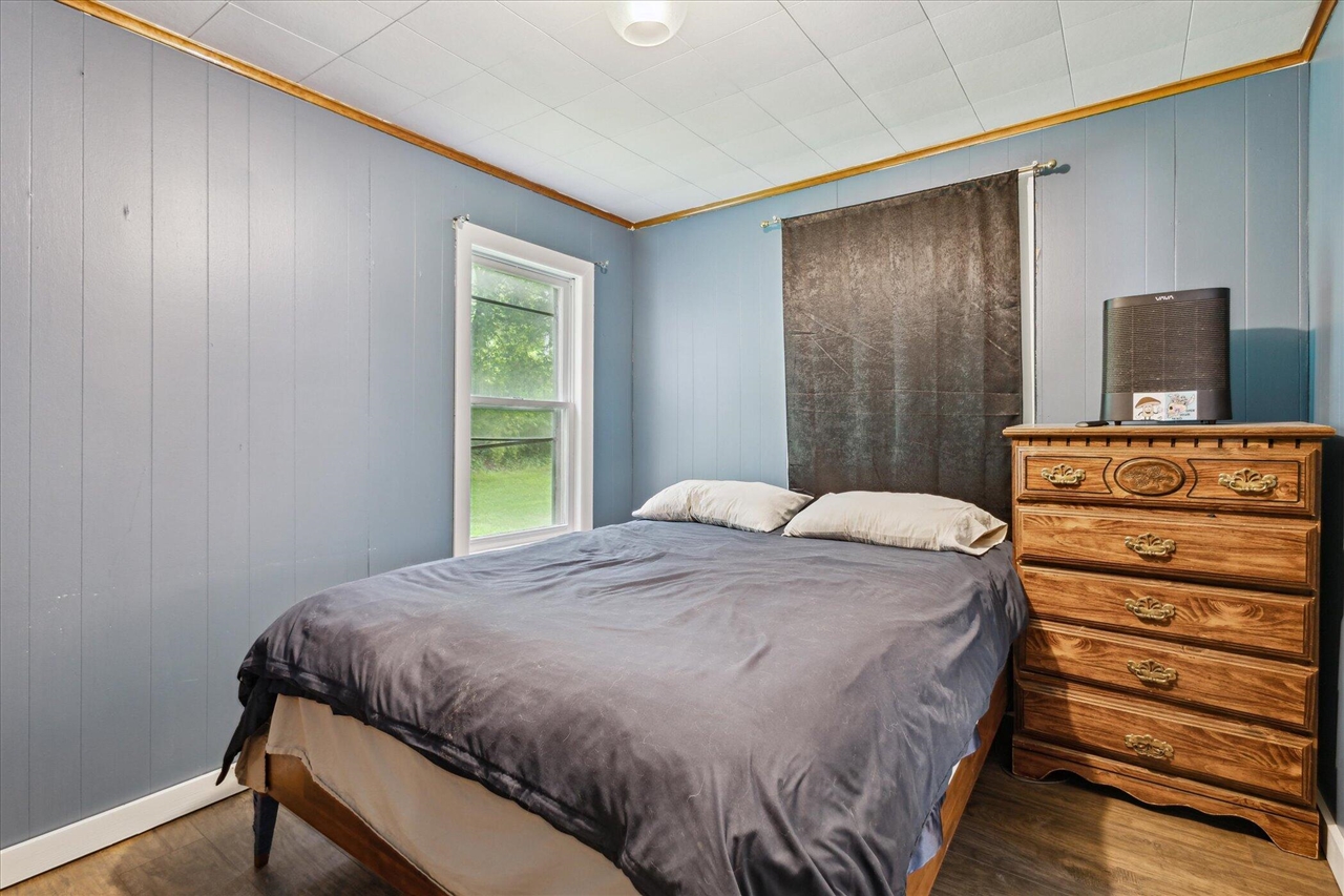 842 10th Street, Plainwell, MI, 49080-9523