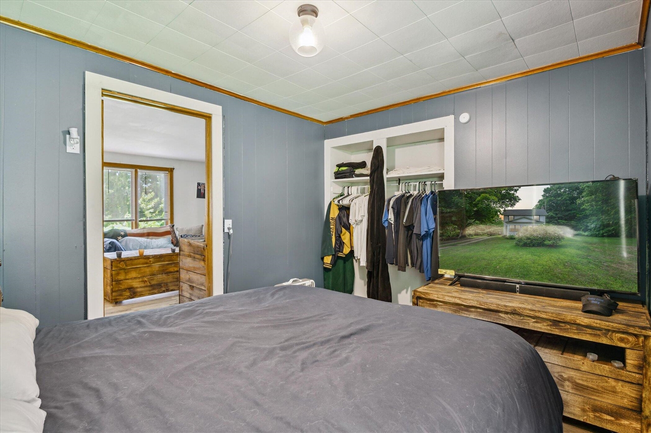 842 10th Street, Plainwell, MI, 49080-9523