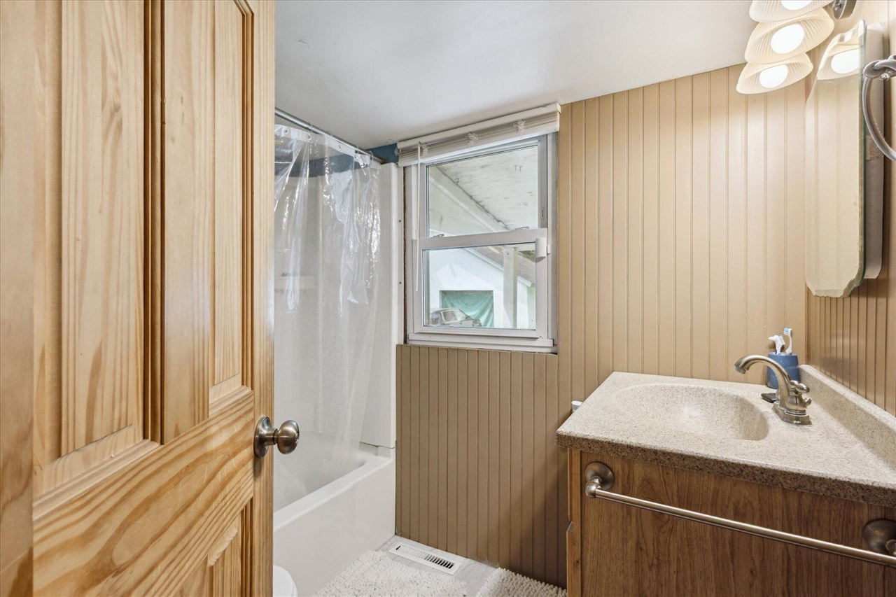 842 10th Street, Plainwell, MI, 49080-9523