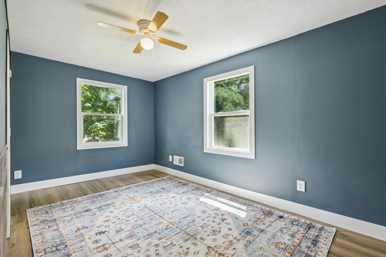 842 10th Street, Plainwell, MI, 49080-9523