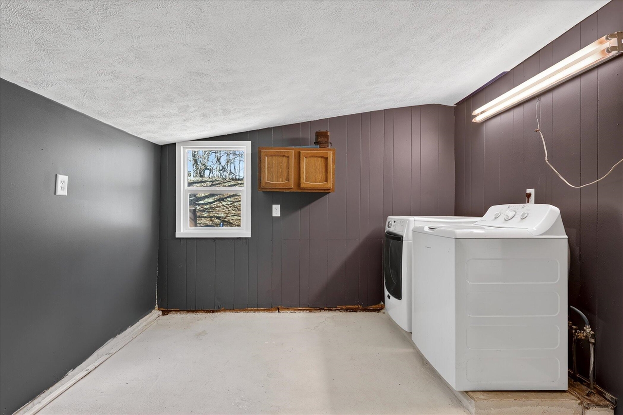 842 10th Street, Plainwell, MI, 49080-9523