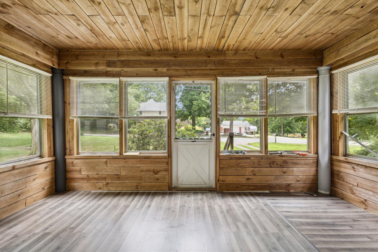 842 10th Street, Plainwell, MI, 49080-9523