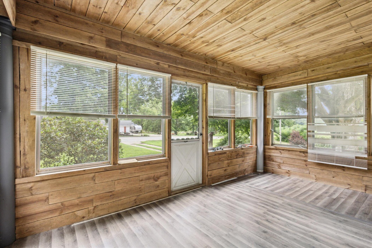 842 10th Street, Plainwell, MI, 49080-9523