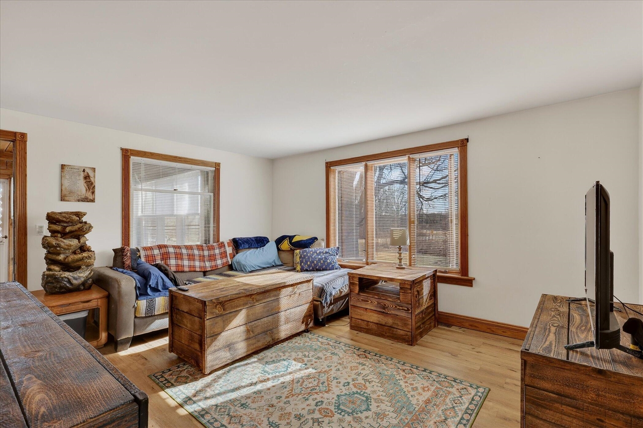 842 10th Street, Plainwell, MI, 49080-9523