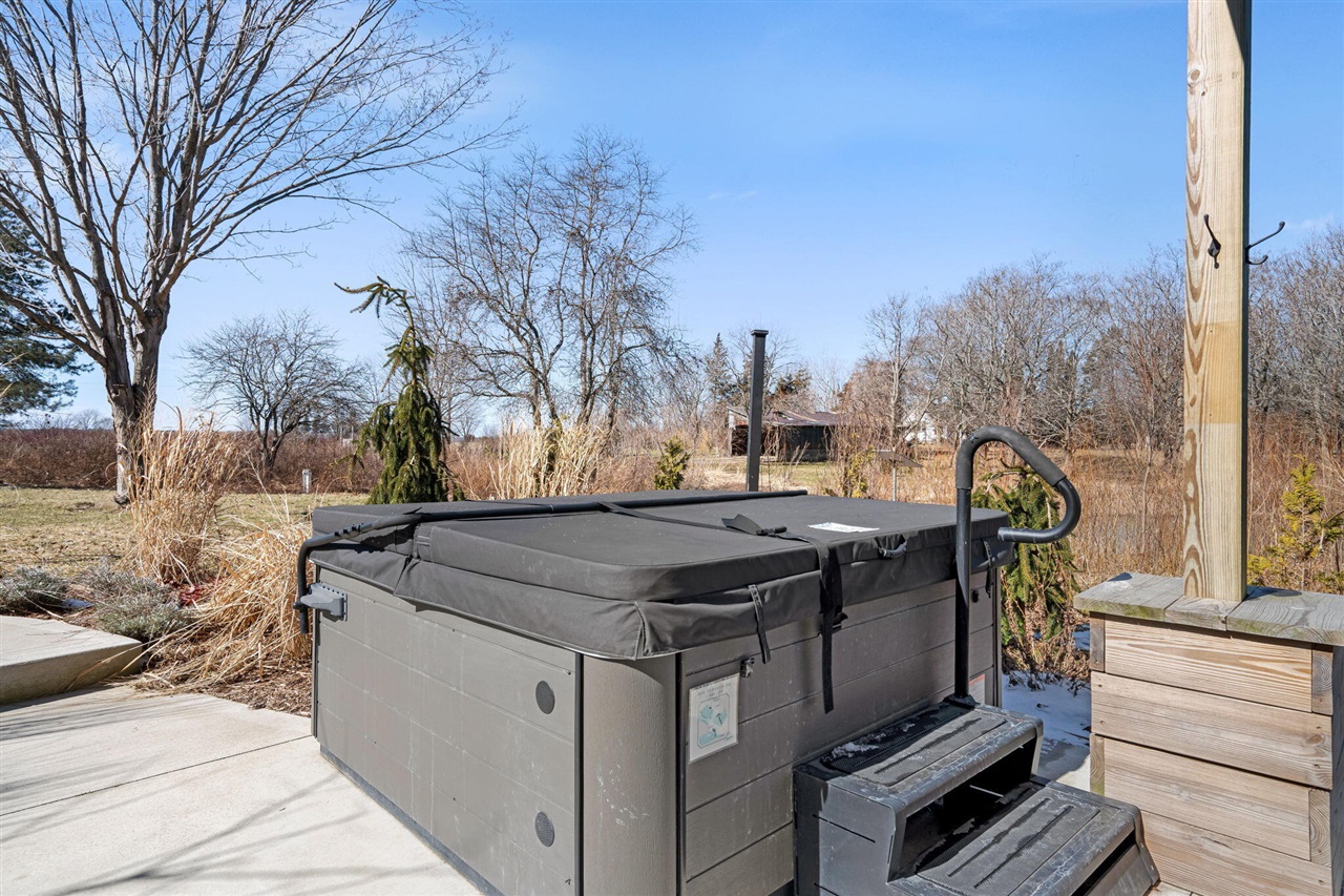 6364 126th Avenue, Fennville, MI, 49408-9648