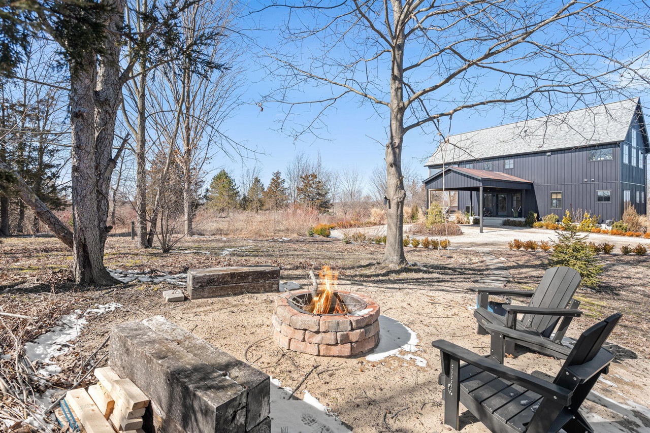 6364 126th Avenue, Fennville, MI, 49408-9648