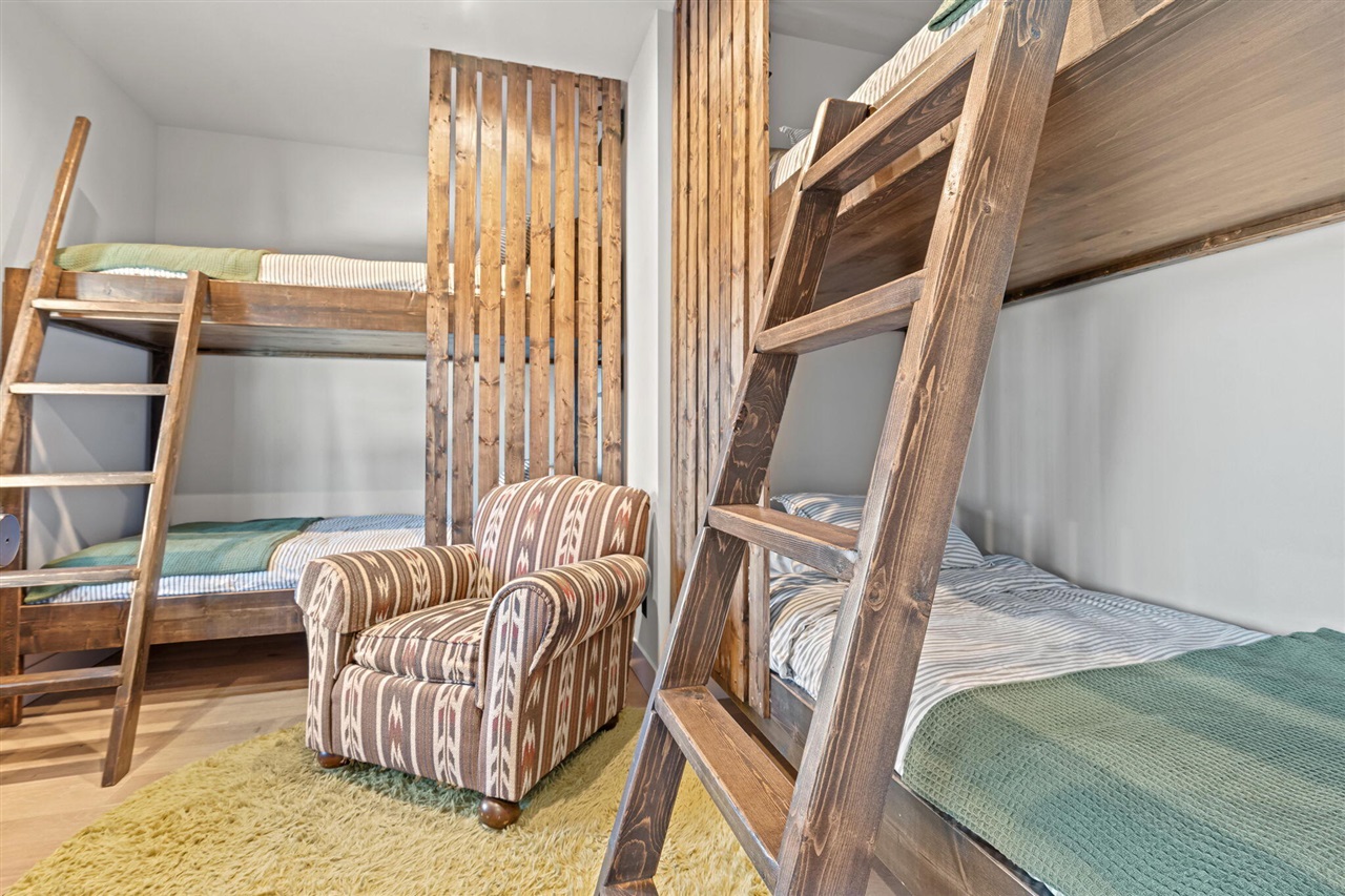 6364 126th Avenue, Fennville, MI, 49408-9648