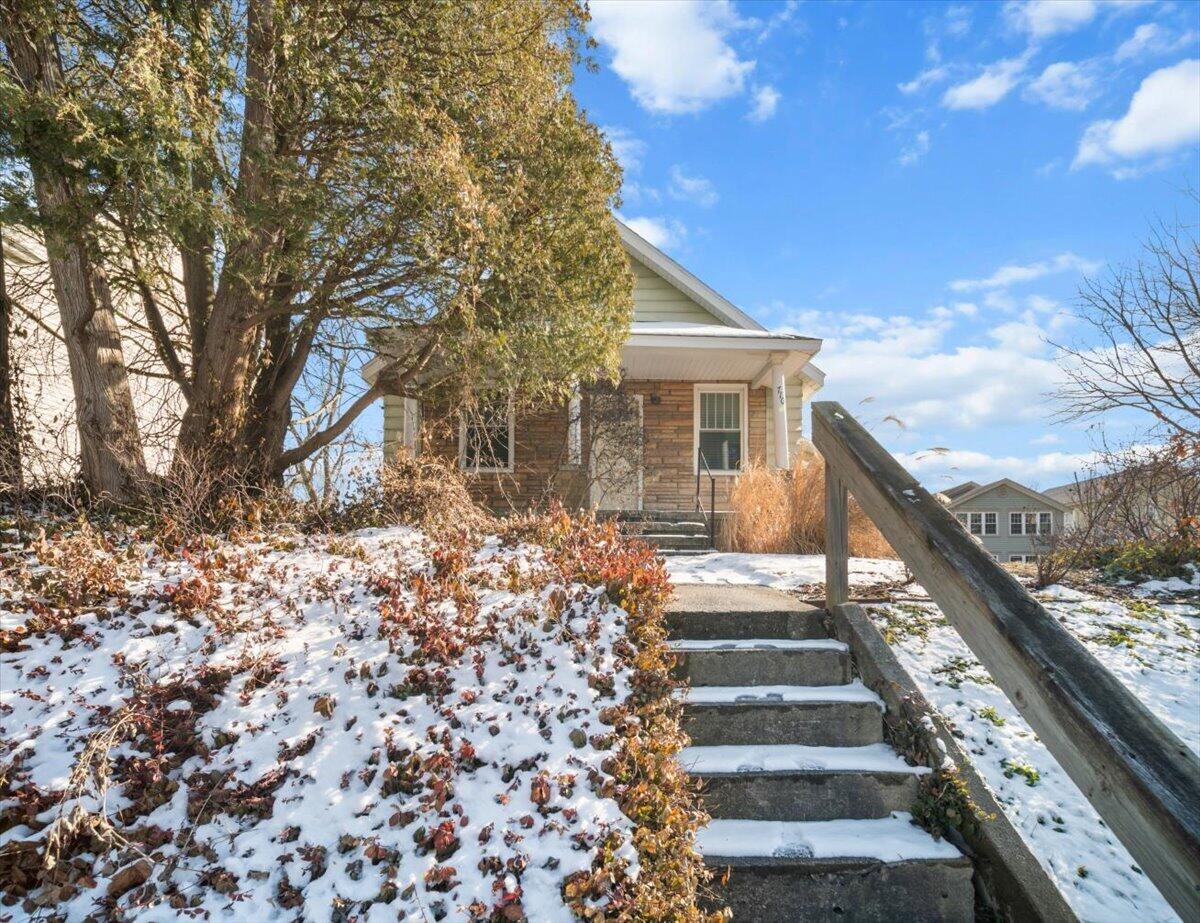 Homes for sale in Grand Rapids, MI | 710 Leonard St, Grand Rapids, MI 49503 | MLS# 70517632